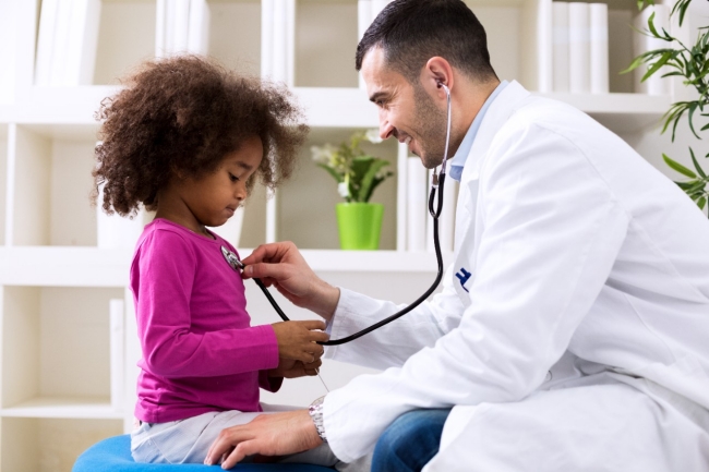 Professionnel de la santé utilisant un stéthoscope pour ausculter un patient